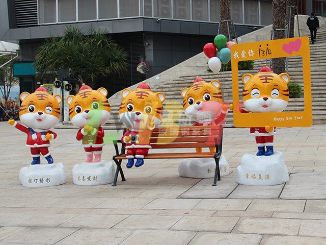 新年春节虎年玻璃钢卡通组合雕塑
